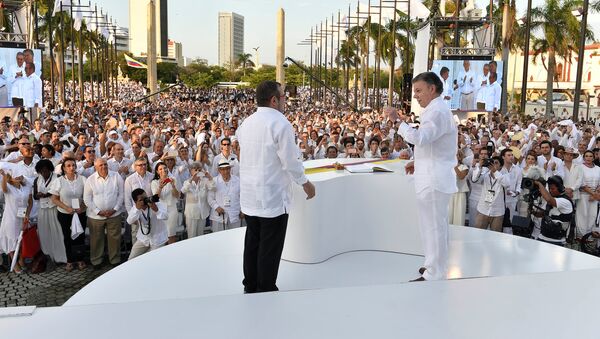 El líder de las FARC, Rodrigo Londoño alias Timochenko, y el presidente colombiano, Juan Manuel Santos, tras la firma del Acuerdo Final sobre la Paz en Cartagena, el 26 de septiembre de 2016 - Sputnik Mundo