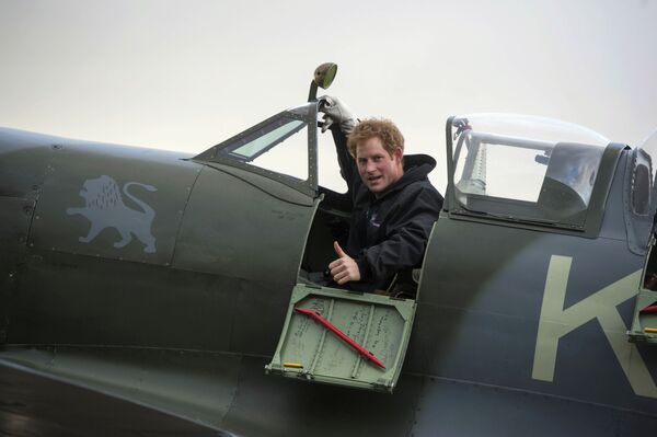 El príncipe Harry en 2014, a bordo de un caza Spitfire en 2014. - Sputnik Mundo