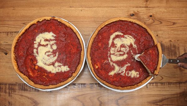 Pizzas con los retratos de Donald Trump y Hillary Clinton - Sputnik Mundo