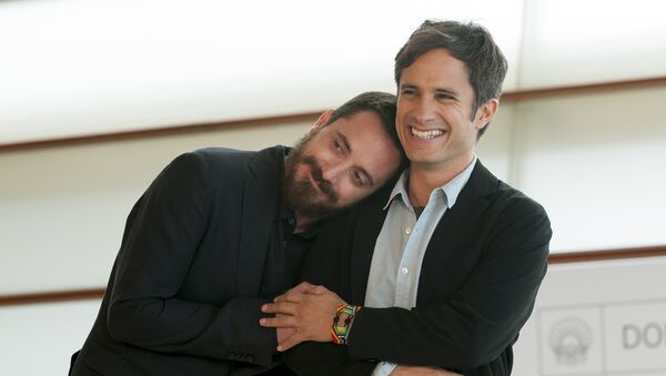 Chilean film director Pablo Larrain (L) and Mexican actor Gael Garcia Bernal joke as they pose during a photocall after the screening of their film Neruda during the 64th San Sebastian Film Festival, in the northern Spanish Basque city of San Sebastian on September 17, 2016. The festival, held each year in San Sebastian, a picturesque seaside resort on the Atlantic coast, was originally intended to honour Spanish language films but has established itself as one of the most important movie festivals in the world. - Sputnik Mundo