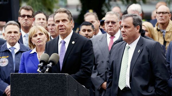 New Jersey Governor Chris Christie (R) looks on as New York Governor Andrew Cuomo speaks to media after a New Jersey Transit train derailed and crashed through the station in Hoboken, New Jersey, U.S. September 29, 2016. - Sputnik Mundo