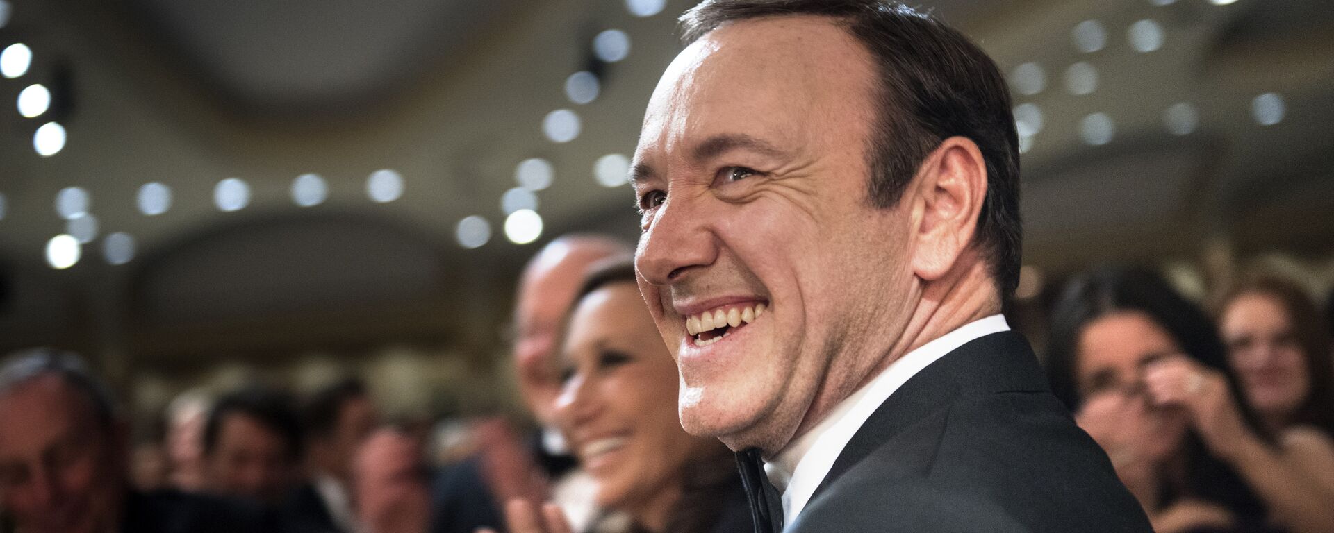 Actor Kevin Spacey laughs during the White House Correspondents’ Association Dinner April 27, 2013 in Washington, DC. Obama attended the yearly dinner which is attended by journalists, celebrities and politicians. - Sputnik Mundo, 1920, 23.05.2021