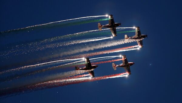 El equipo de acrobacia aérea de Italia en un show internacional en Malta. - Sputnik Mundo