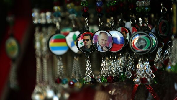 Llaveros con los retratos de Putin y Asad en una tienda de Damasco - Sputnik Mundo