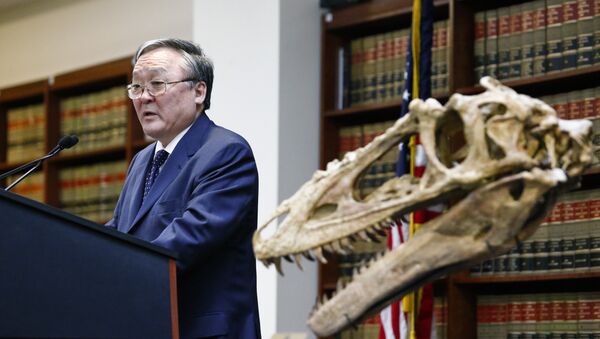Embajador de Mongolia en EEUU y esqueleto de dinosaurio - Sputnik Mundo