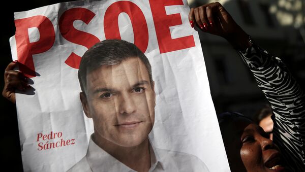 El poster con el retrato de Pedro Sánchez, lider del PSOE - Sputnik Mundo