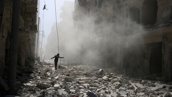 A man walks on the rubble of damaged buildings in Aleppo, Syria September 25, 2016 - Sputnik Mundo