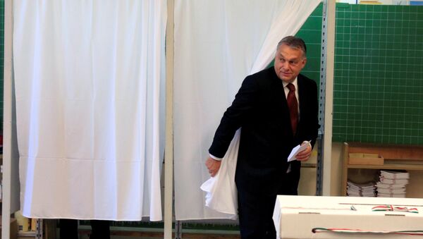 El primer ministro húngaro, Víktor Orban, echa su voto en el referendo sobre las cuotas migratorias de la UE - Sputnik Mundo