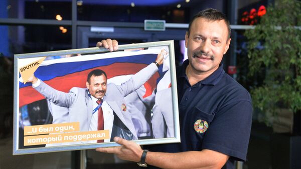 Член белорусской сборной А. Фомочкин, вынесший на открытии Паралимпиады в Рио-де-Жанейро флаг России, прилетел в Минск - Sputnik Mundo