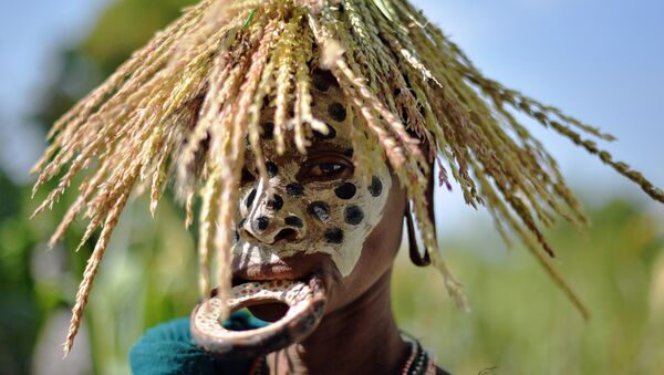 A woman from the Suri tribe with a lip plate poses in Ethiopia's southern Omo Valley region near Kibbish on September 25, 2016 - Sputnik Mundo
