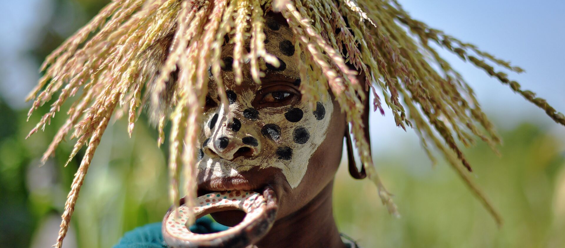 A woman from the Suri tribe with a lip plate poses in Ethiopia's southern Omo Valley region near Kibbish on September 25, 2016 - Sputnik Mundo, 1920, 02.06.2017