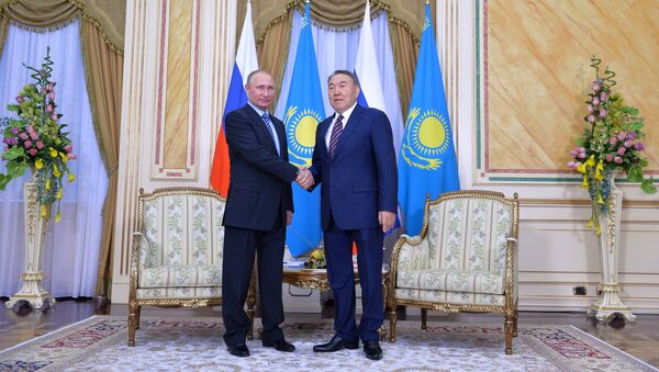 El presidente de Rusia, Vladímir Putin, con su homólogo de Kazajistán, Nursultán Nazarbáev - Sputnik Mundo