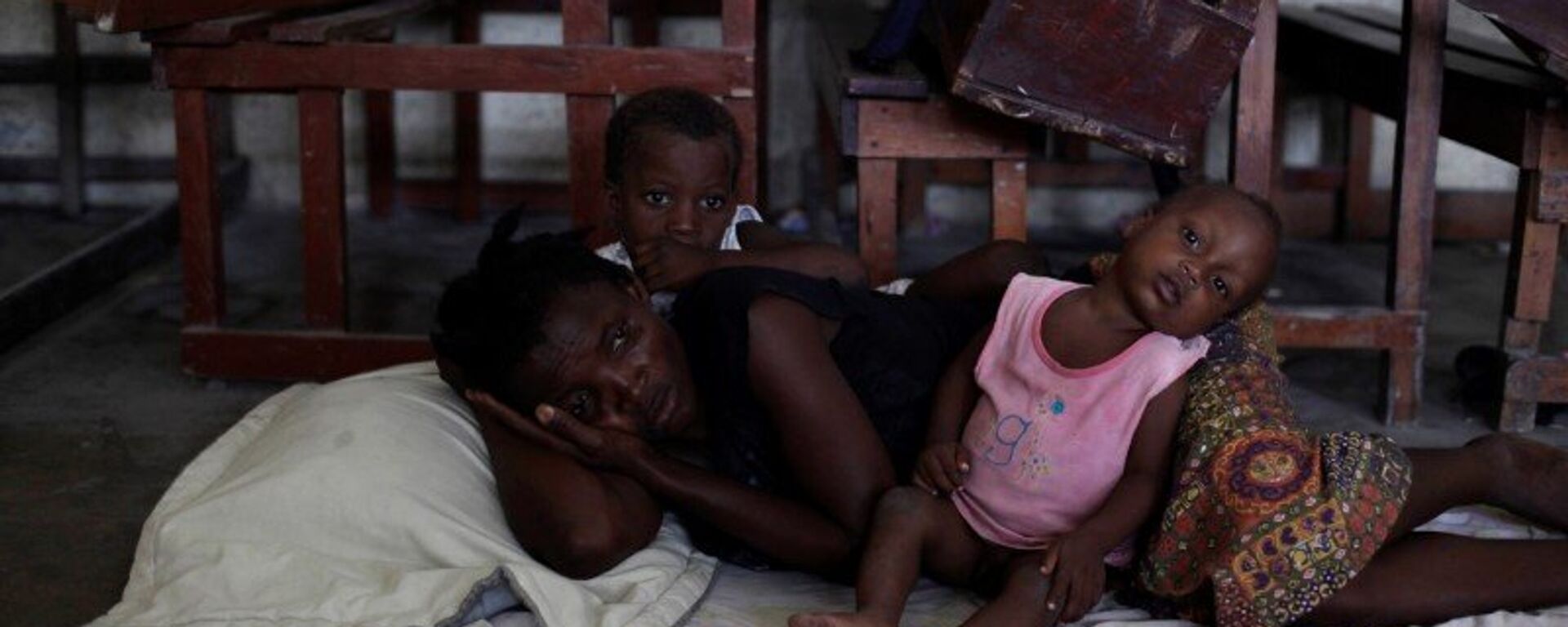Mujer con dos niños en un refugio por el huracán Matthew en Haití - Sputnik Mundo, 1920, 18.09.2021