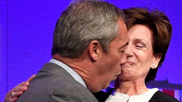 Nigel Farage y Diane James - Sputnik Mundo