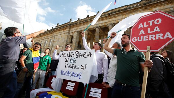 Los estudiantes durante una manifestación en apoyo de los acuerdos de paz entre las FARC y el Gobierno de Colombia - Sputnik Mundo