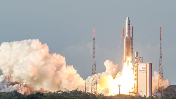 The Ariane 5 rocket lifts off from the Ariane Launchpad Area at the European Spaceport in Kourou, French Guiana, on October 5, 2016. The rocket successfully launched a pair of communications satellites, the australian SKY Muster II and the indian GSAT-18. - Sputnik Mundo