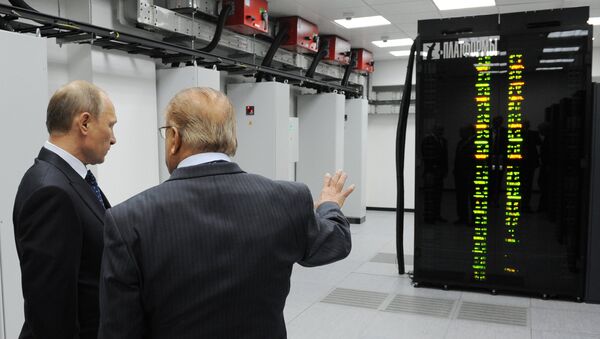 Vladímir Putin y Víctor Sadóvhichi examinan la supercomputadora de la Universidad Lomonósov - Sputnik Mundo