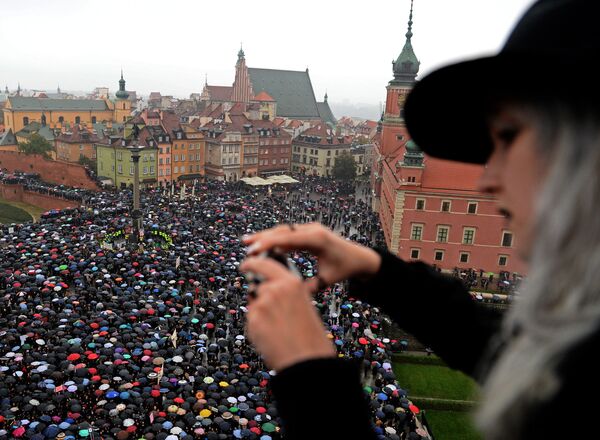 Женщины протестуют против запрета абортов на площади в Варшаве, Польша - Sputnik Mundo