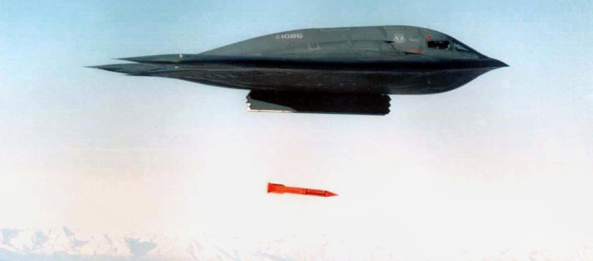 An undated file picture shows a B-2 Spirit Bomber droping a B61-11 bomb casing from an undisclosed location - Sputnik Mundo, 1920, 05.10.2018