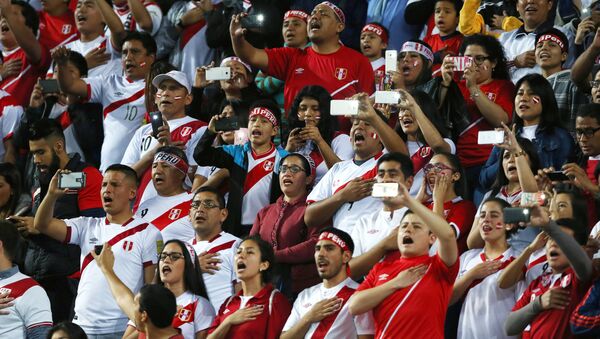 Los hinchas durante el partido de fútbol entre Perú y Argentina - Sputnik Mundo