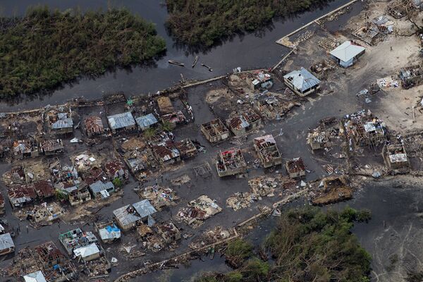 La imagen del 6 de octubre de 2016 muestra los daños causados en la costa oeste de Haití por el huracán Matthew, que se cobró la vida de más de 1.000 personas. - Sputnik Mundo