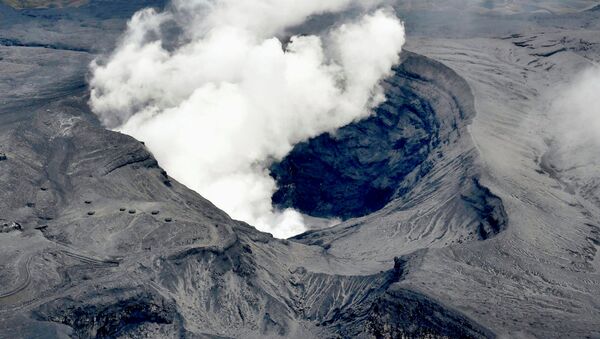 An aerial view shows the eruption of Mount Aso in Aso, Kumamoto prefecture, southwestern Japan, in this photo taken by Kyodo October 8, 2016. - Sputnik Mundo