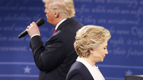 Donald Trump y Hillary Clinton durante debate - Sputnik Mundo