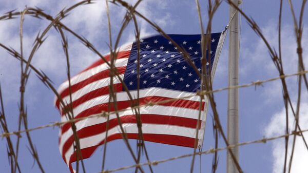 A US flag flies in this April 24 2007 file photo at Camp V inside Camp Delta at the US Naval Station in Guantanamo Bay, Cuba - Sputnik Mundo