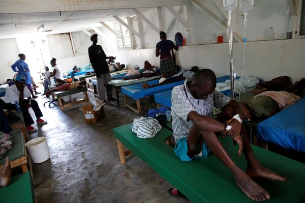 Atención de pacientes en un hospital de Haití tras el paso del huracán Matthew en 2016. - Sputnik Mundo