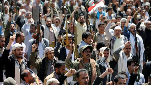 Armed people demonstrate outside the United Nations offices against Saudi-led air strikes on funeral hall in Sanaa, the capital of Yemen, October 9, 2016. - Sputnik Mundo