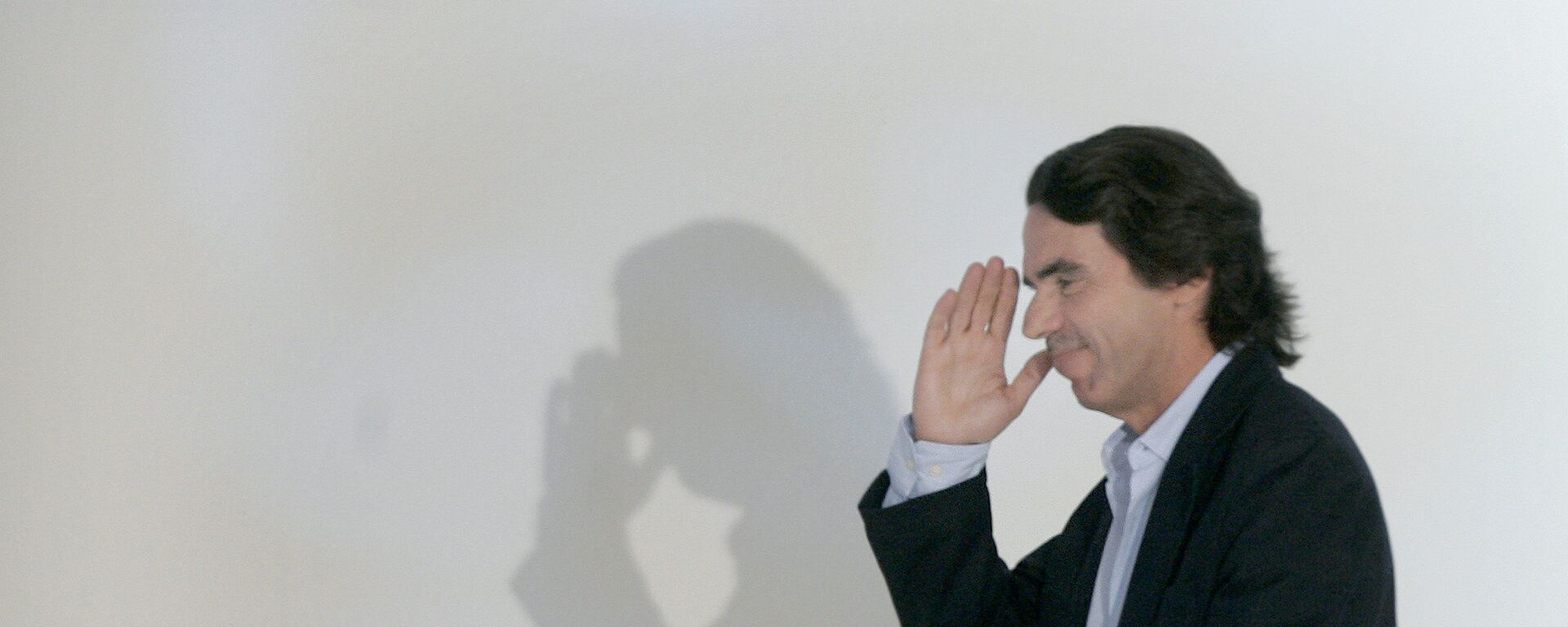 Former Spanish Prime Minister and honorary president of the Popular Party Jose Maria Aznar, salutes after his speech during the second day of the party's XVI th congress in Valencia, Spain, Saturday, June, 21, 2008 - Sputnik Mundo, 1920, 24.03.2021