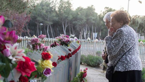 Homenaje a las víctimas del franquismo en el cementerio de Torrero - Sputnik Mundo