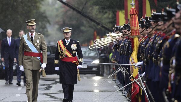 Rey de España Felipe VI durante un desfile militar - Sputnik Mundo