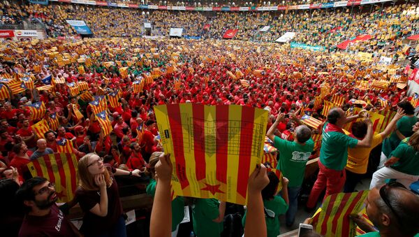 Gente llevando esteladas (banderas independentistas catalanas) - Sputnik Mundo