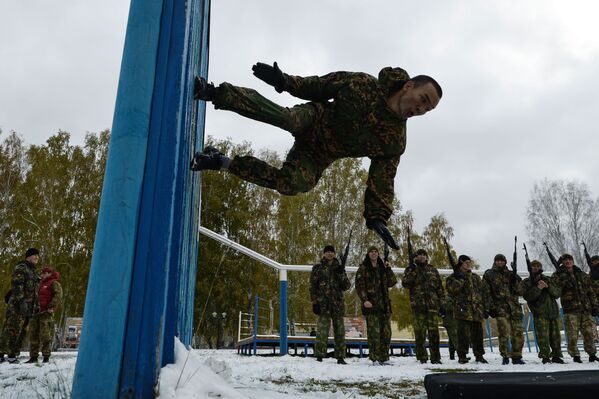 Las pruebas acrobáticas en el centro de formación Gorny de Novosibirsk. - Sputnik Mundo