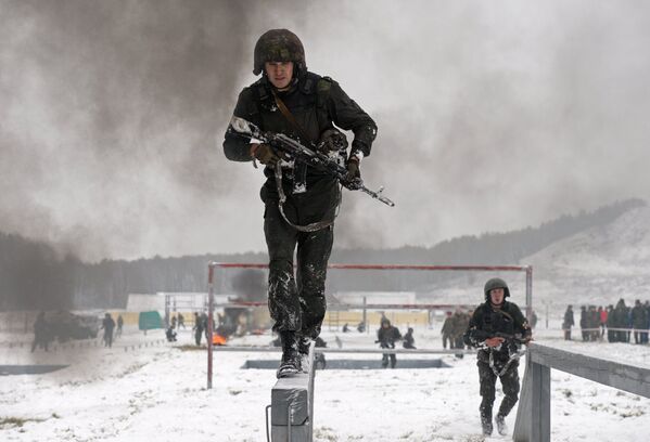 La carrera con obstáculos del centro de formación Gorny en Novosibirsk. - Sputnik Mundo
