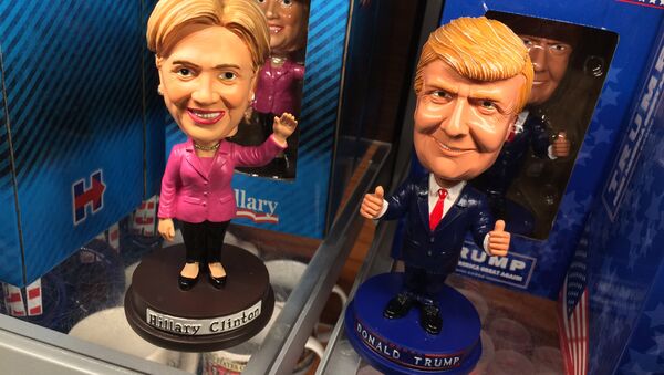 Bobblehead dolls depicting Democratic presidential nominee Hillary Clinton and her Republican counterpart Donald Trump are seen Septmber 29, 2016 at Ronald Reagan National Airport in Arlington, Virginia - Sputnik Mundo