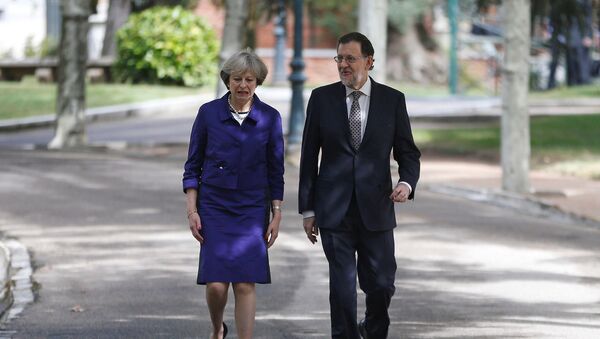 Theresa May, primera ministra del Reino Unido, y Mariano Rajoy, presidente en funciones de España - Sputnik Mundo