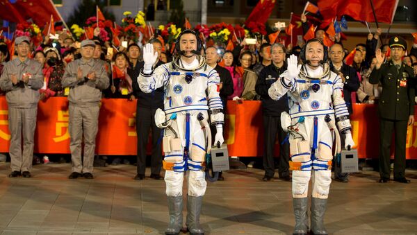 Astronautas chinos Chen Dong y Jing Haipeng antes del lanzamiento de la Shenzhou-11 - Sputnik Mundo