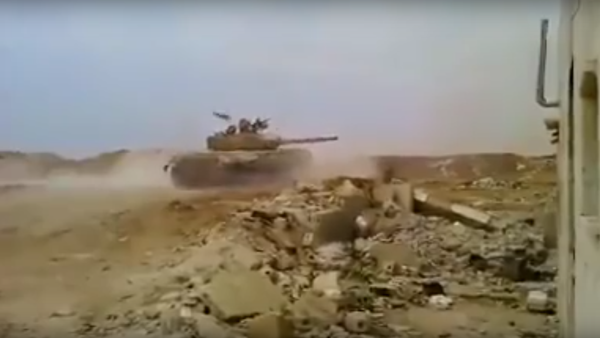 Tanque sirio esquiva un misil guiado anti-tanque - Sputnik Mundo