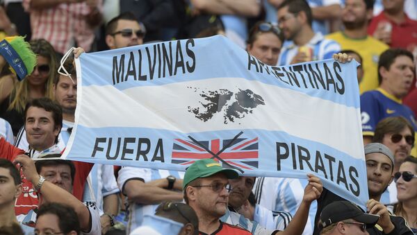 Fans hold a banner reading Falkland Islands Argentina's. Out pirates during a quarter-final football match between Argentina and Belgium at the Mane Garrincha National Stadium in Brasilia during the 2014 FIFA World Cup on July 5, 2014. - Sputnik Mundo