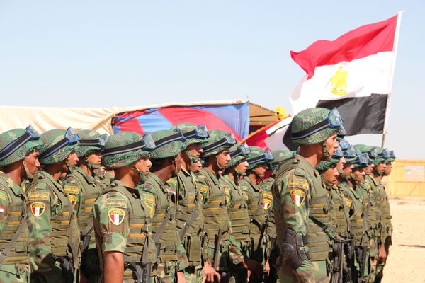 Militares egipcios, antes del simulacro de un asalto en el marco de los ejercicios antiterroristas bilaterales Defensores de la amistad 2016. - Sputnik Mundo
