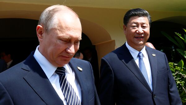 Russian President Vladimir Putin and Chinese President Xi Jinping arrive for a group picture during BRICS Summit in Benaulim - Sputnik Mundo