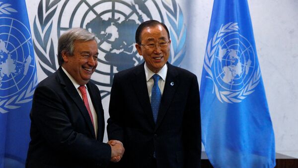 Secretary General-designate Antonio Guterres of Portugal (L) is greeted by current U.N. Secretary General Ban Ki-moon at the U.N. headquarters in New York City, U.S. October 13, 2016 - Sputnik Mundo