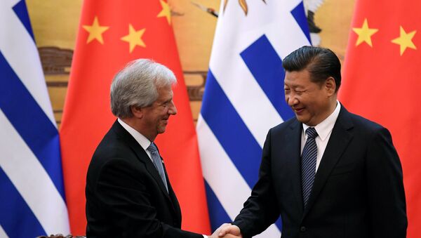 El presidente de China, Xi Jinping, y el presidente de Uruguay, Tabaré Vázquez - Sputnik Mundo