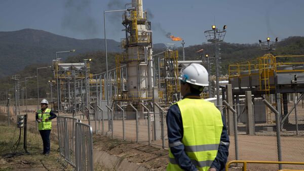 Trabajadores petroleros de pie en la nueva planta de gas natural Incahuasi en Lagunillas, Bolivia - Sputnik Mundo