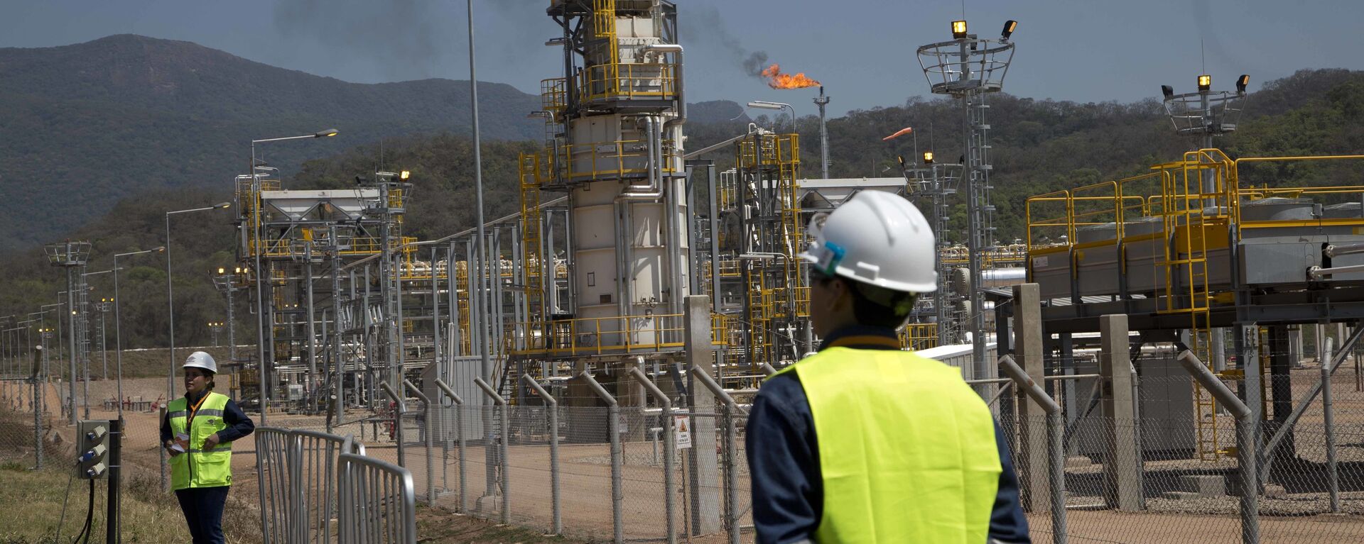 Oil workers stand at the new Incahuasi natural gas plant in Lagunillas, Bolivia, Friday, Sept. 16, 2016 - Sputnik Mundo, 1920, 26.07.2022