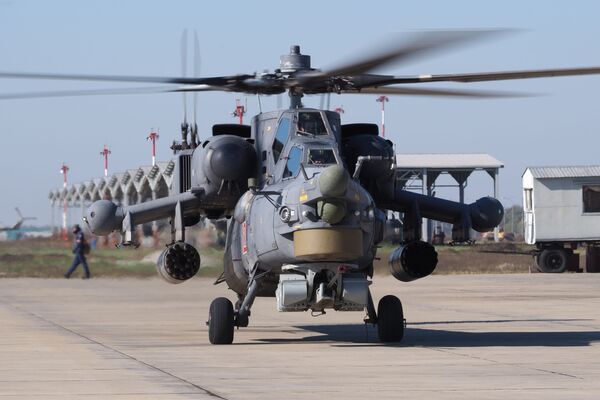 Cazador nocturno en acción. Ejercicios del regimiento de helicópteros en la región de Krasnodar. - Sputnik Mundo