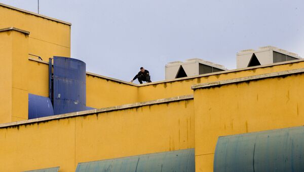 Un policía inspecciona el techo del edificio del Centro de Internamiento - Sputnik Mundo