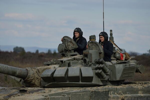 Precisión y fiabilidad: así son los ejercicios de tanques en Chechenia - Sputnik Mundo